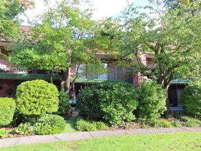 Canyon Manor in North Vancouver, BC - Building Photo - Building Photo