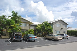 Oasis Apartments in Fort Lauderdale, FL - Building Photo - Building Photo