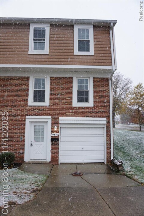 37680 Charter Oaks Blvd in Clinton Township, MI - Building Photo