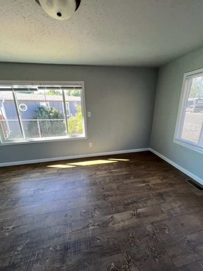 8256 Barbur St in White City, OR - Building Photo - Building Photo