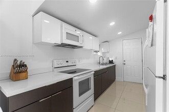 521 NE 171st St in North Miami Beach, FL - Building Photo - Building Photo