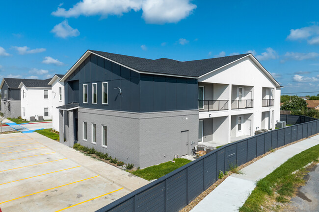 EL Cedro Apartments in Brownsville, TX - Foto de edificio - Building Photo