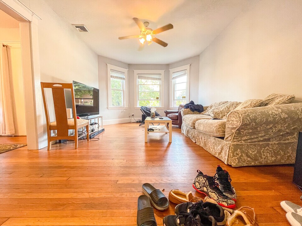 209 Chestnut Hill Ave, Unit 1 in Boston, MA - Foto de edificio