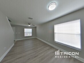 7443 Dragon Fly Loop in Gibsonton, FL - Building Photo - Building Photo