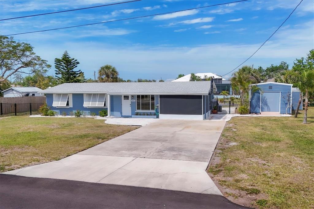 832 E 4th St in Englewood, FL - Building Photo