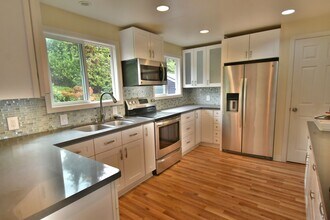 849 Poplar Way in Edmonds, WA - Building Photo - Building Photo