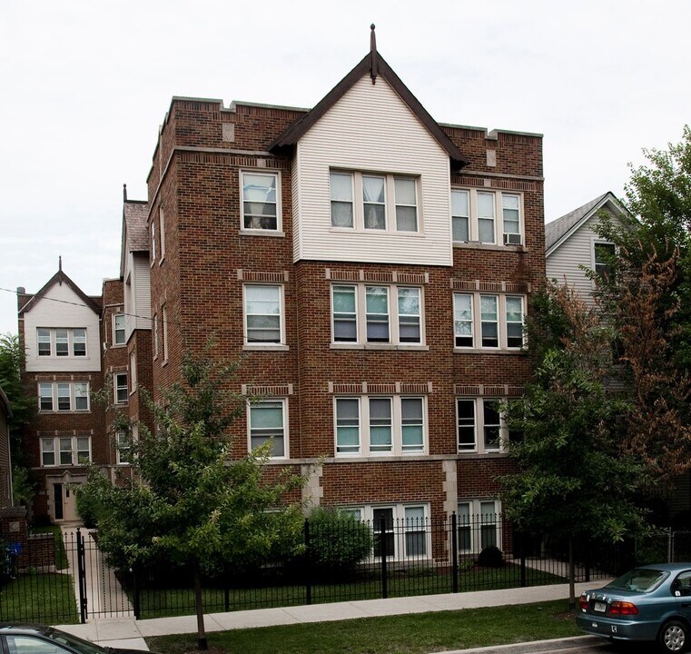 2948 N Albany Ave, Unit 2E in Chicago, IL - Building Photo