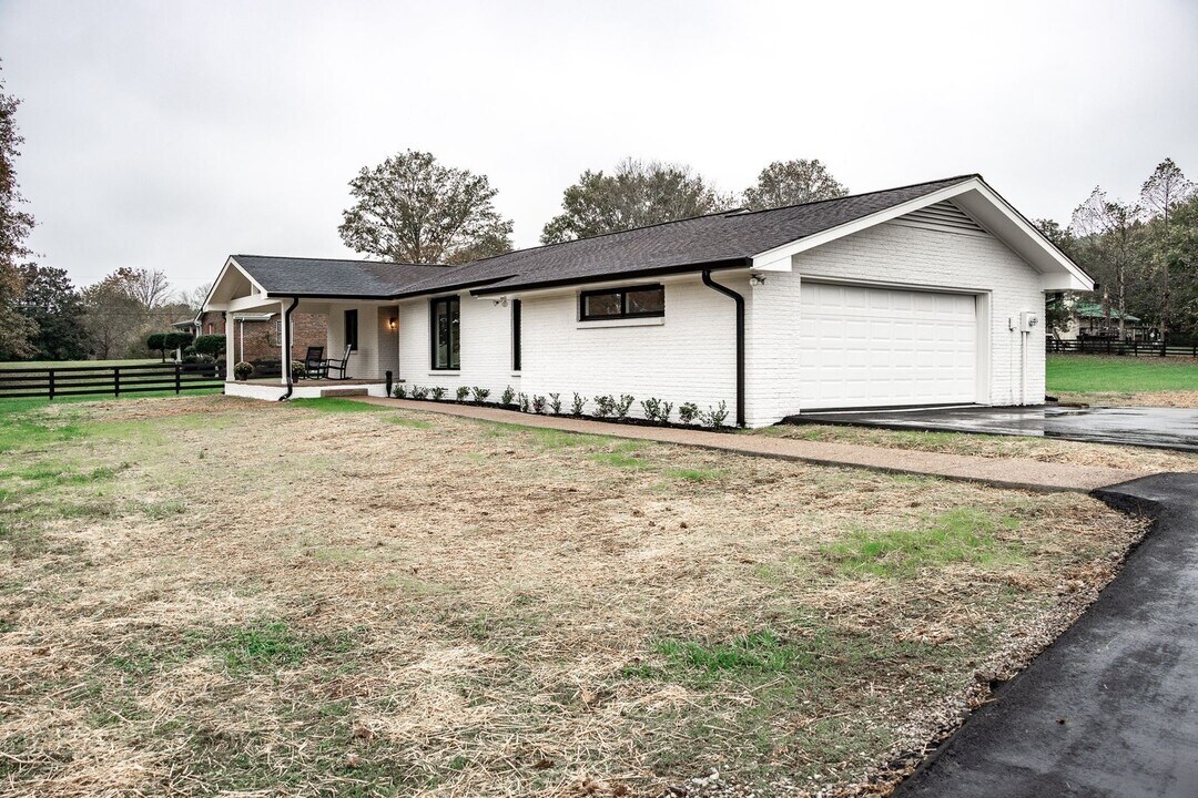 4014 Old Hillsboro Rd in Franklin, TN - Building Photo