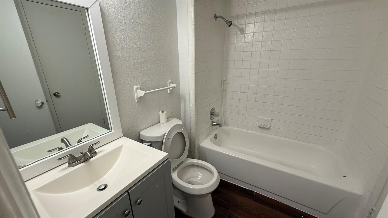 9839 Walnut St, Unit 210 in Dallas, TX - Building Photo