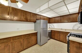 10351 Menard Ave, Unit 322 in Oak Lawn, IL - Foto de edificio - Building Photo