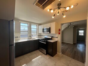 223 Cator Ave, Unit 3 in Jersey City, NJ - Foto de edificio - Building Photo