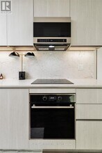 8 Cumberland St in Toronto, ON - Building Photo - Building Photo