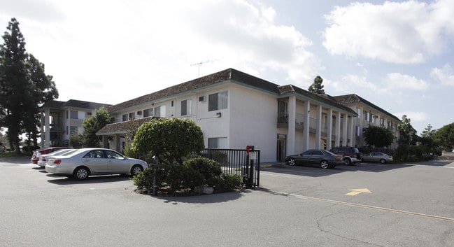 Miracle Terrace Apartments in Anaheim, CA - Foto de edificio - Building Photo