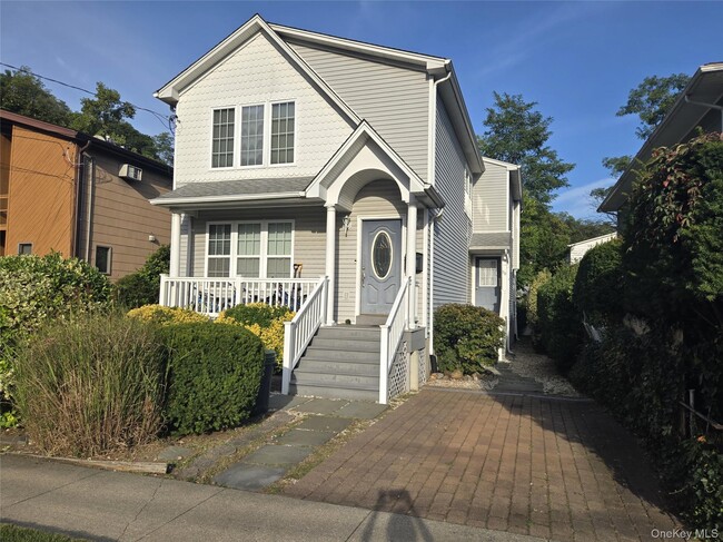 90 Firwood Rd in Port Washington, NY - Building Photo - Building Photo