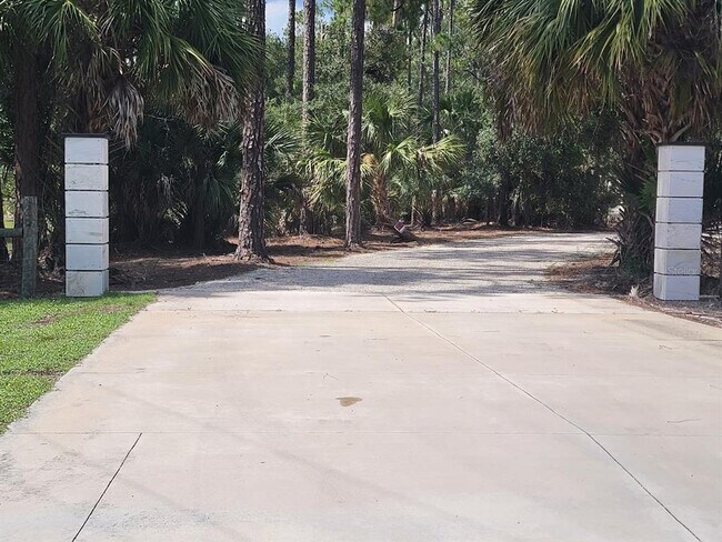 8570 Tropicaire Blvd in North Port, FL - Building Photo - Building Photo