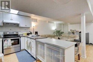 5 Quantum St in Markham, ON - Building Photo