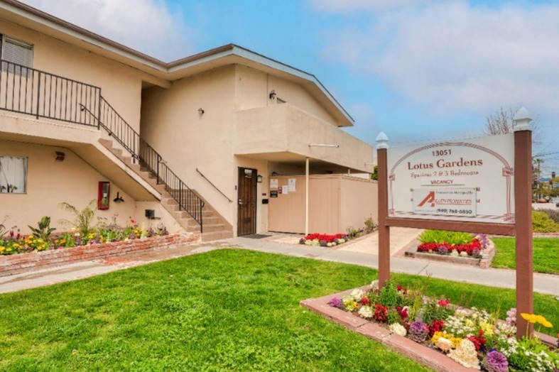 Lotus Gardens Apartments in Garden Grove, CA - Foto de edificio