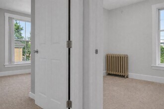 280 Main St, Unit #2 in Westbrook, ME - Foto de edificio - Building Photo