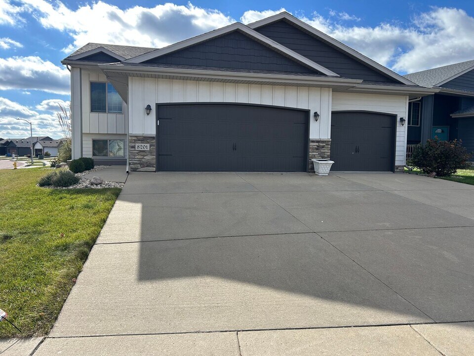 8201 W 51st St in Sioux Falls, SD - Building Photo