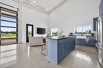 9082 Wolf Run in Ponder, TX - Foto de edificio - Building Photo