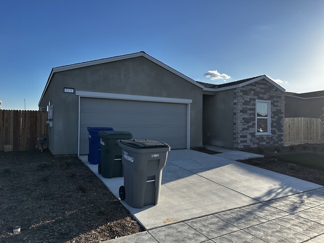 6131 E Giavanna Ave in Fresno, CA - Building Photo - Building Photo