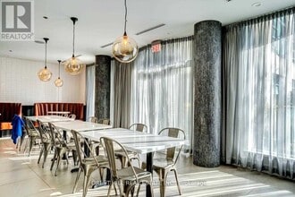 377 Madison Ave in Toronto, ON - Building Photo - Building Photo