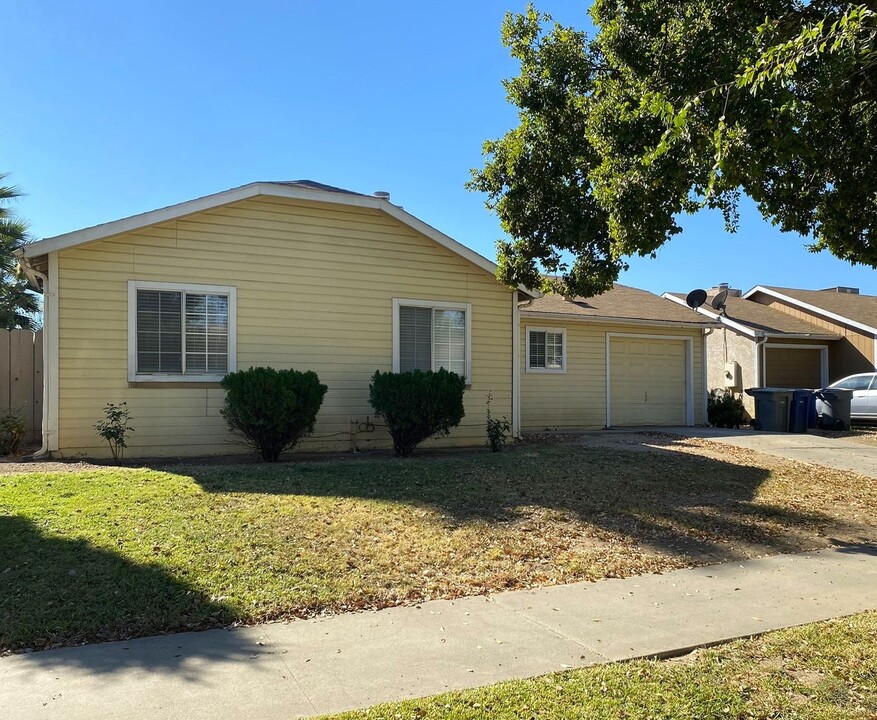 526 Cartmell Dr in Merced, CA - Foto de edificio