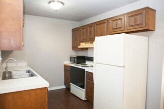 1427 W Rolling Oaks Dr in Rogers, AR - Building Photo - Building Photo