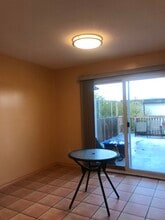 914 Shearwater St in Victoria, BC - Building Photo - Building Photo
