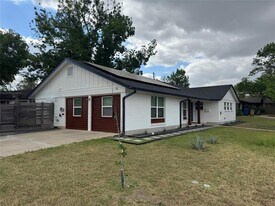 5805 N Hampton Dr in Austin, TX - Building Photo