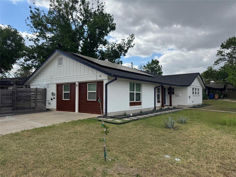 5805 N Hampton Dr in Austin, TX - Building Photo