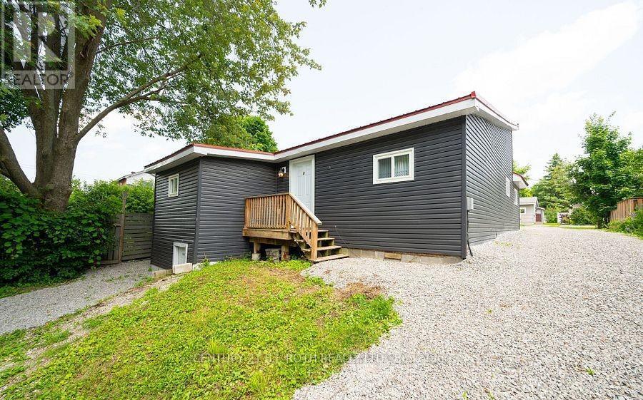 303 Moffat St in Orillia, ON - Building Photo