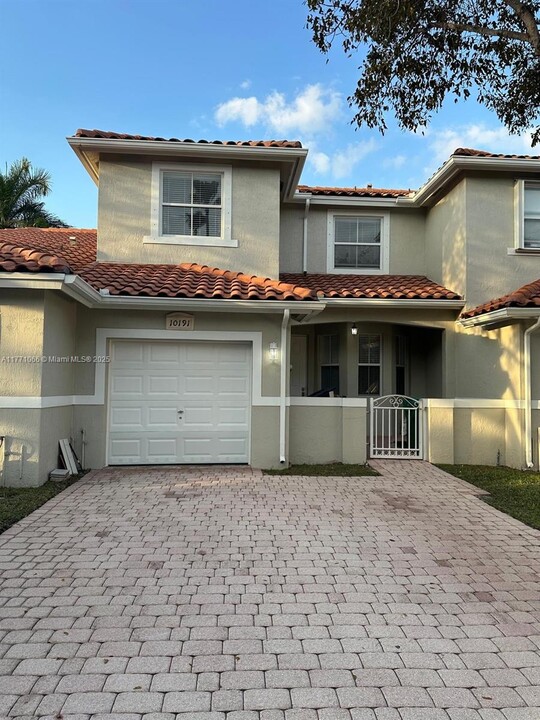 10191 NW 43rd Terrace in Doral, FL - Building Photo