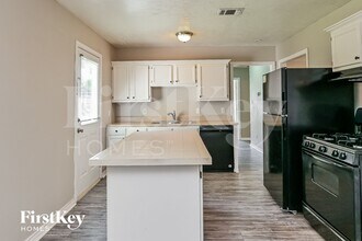 712 McCardell Dr in Channelview, TX - Foto de edificio - Building Photo