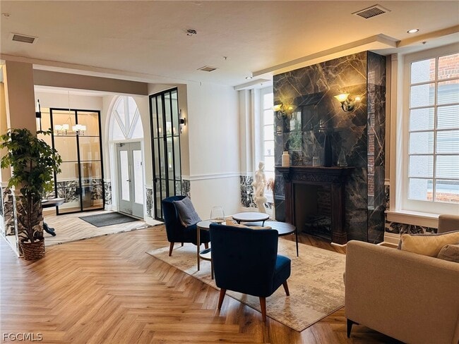 2310 First St in Ft. Myers, FL - Building Photo - Building Photo