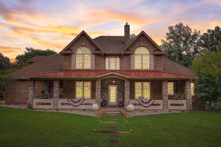 8745 Old Charlotte Pike in Pegram, TN - Foto de edificio