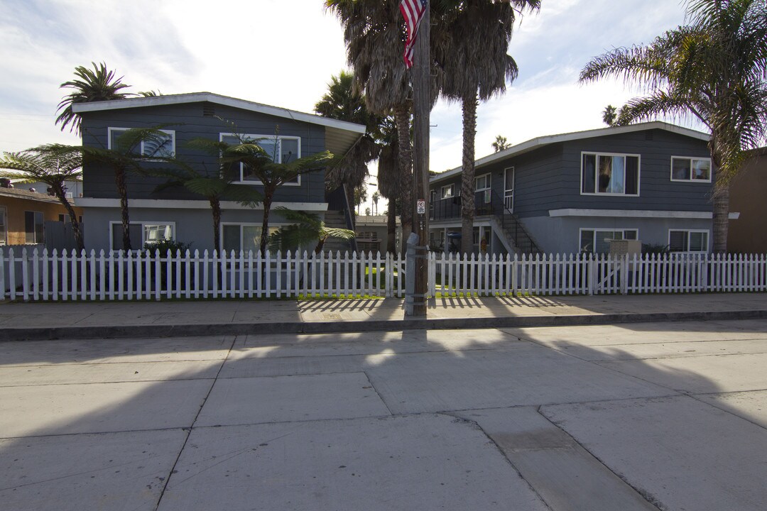 5049 Long Branch Ave in San Diego, CA - Foto de edificio