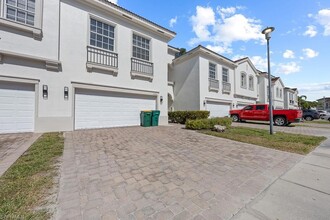 7032 Ambrosia Ln, Unit 2011 in Naples, FL - Building Photo - Building Photo