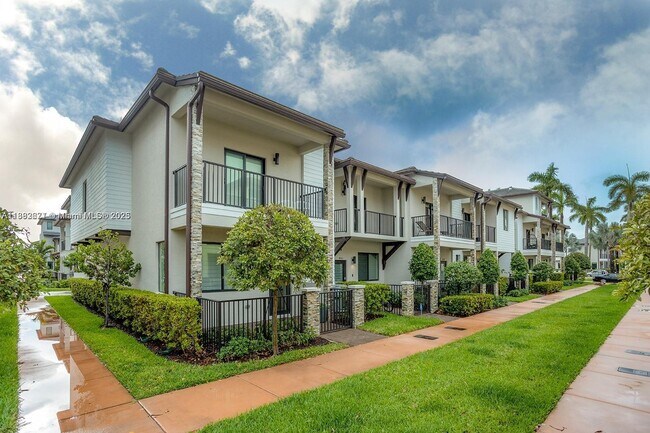 4665 NW 83rd Path in Doral, FL - Building Photo - Building Photo