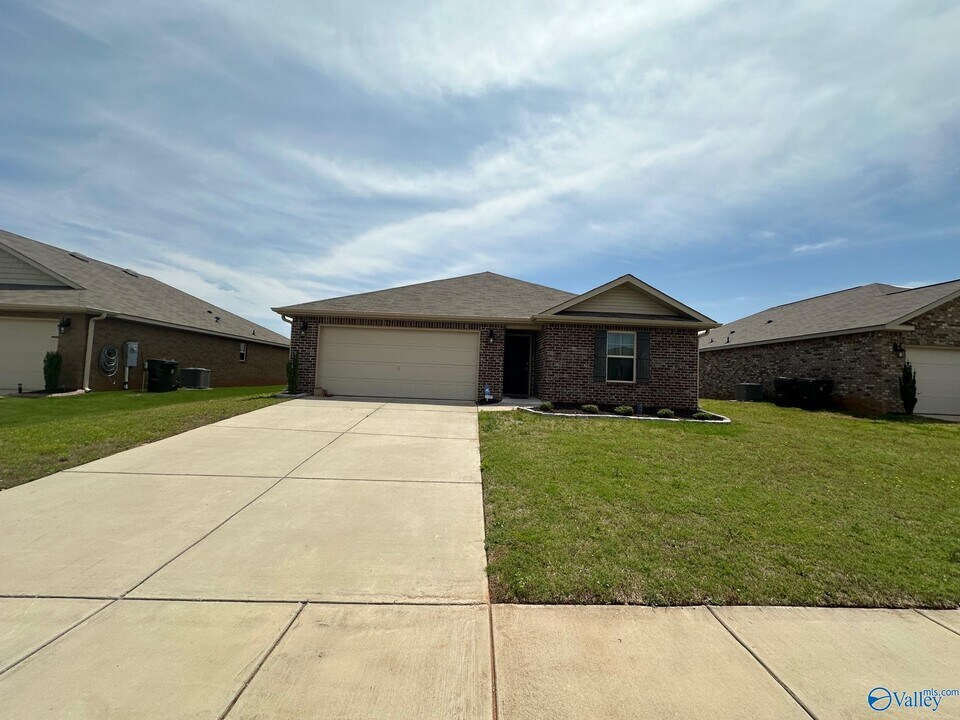 106 Hank Ct in Hazel Green, AL - Building Photo