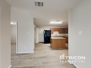 10607 Shaencrest in San Antonio, TX - Foto de edificio - Building Photo