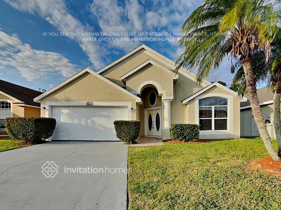 2020 Locust Berry Dr in Kissimmee, FL - Foto de edificio