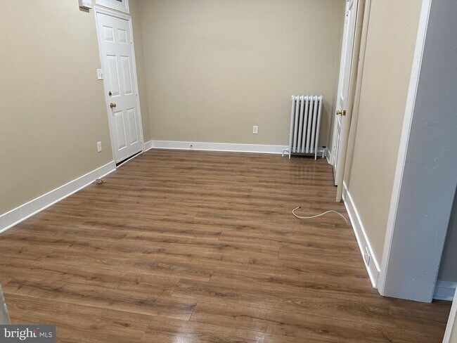 608 DeKalb St-Unit -2 in Bridgeport, PA - Foto de edificio - Building Photo