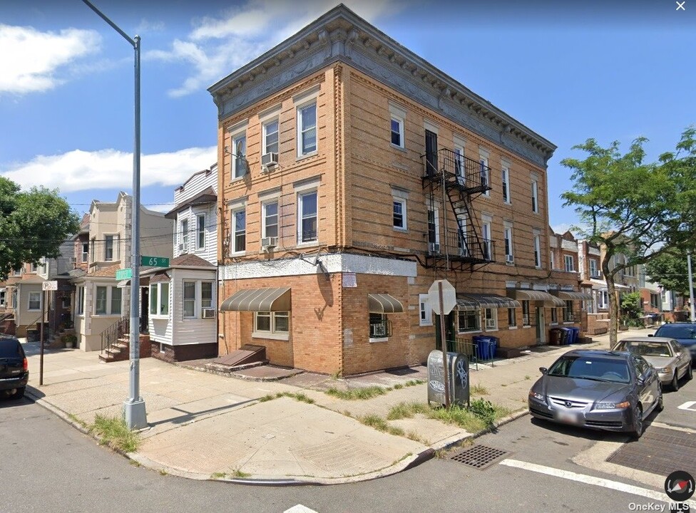 74-62 65th St in Glendale, NY - Building Photo