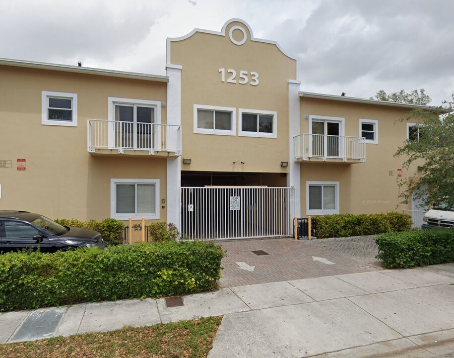 1253 SW 2nd St in Miami, FL - Building Photo