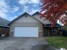 1443 SW Sturgeon Ct in Grants Pass, OR - Building Photo