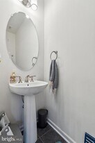 22613 Naugatuck Square in Ashburn, VA - Building Photo