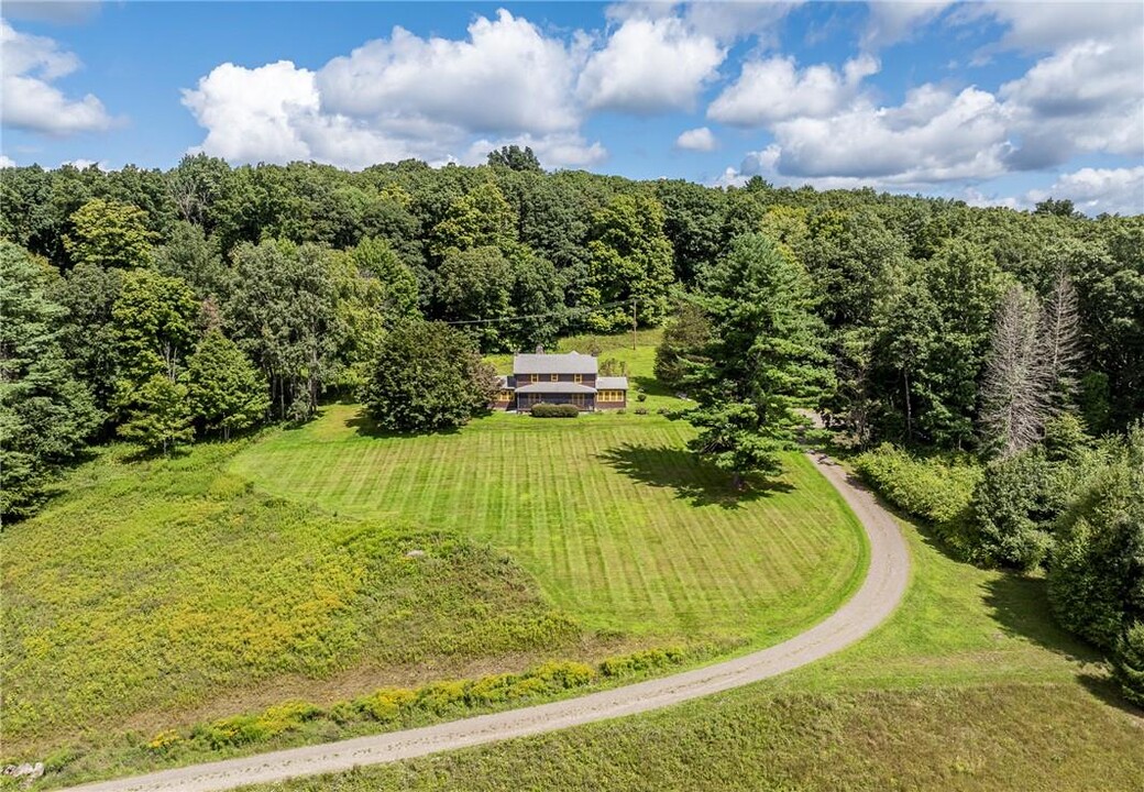 161 Sharon Rd in Millerton, NY - Building Photo