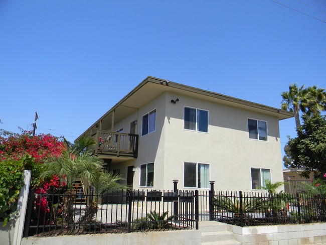 1420 Higgins St in Oceanside, CA - Foto de edificio - Building Photo