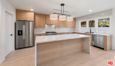 5727 Newcastle Ave in Los Angeles, CA - Building Photo - Building Photo
